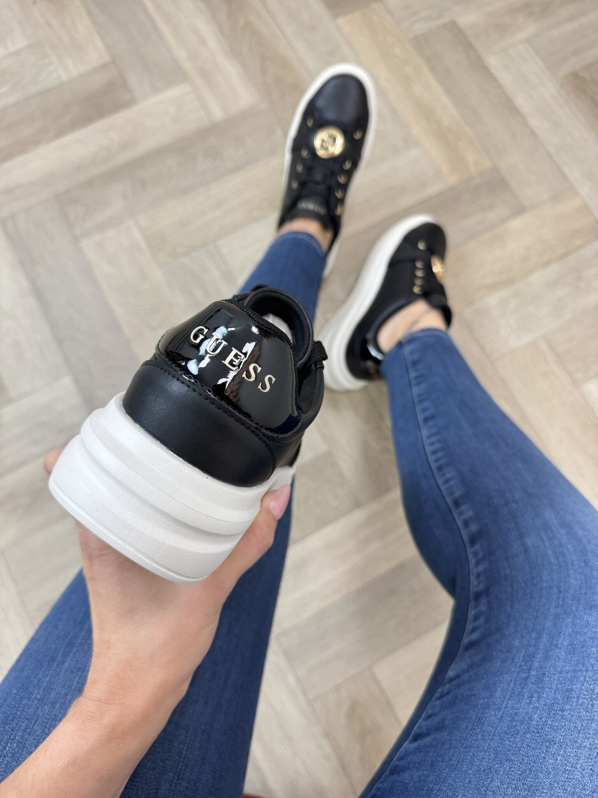 Sneakers Erizo Black Gold Guess 1390