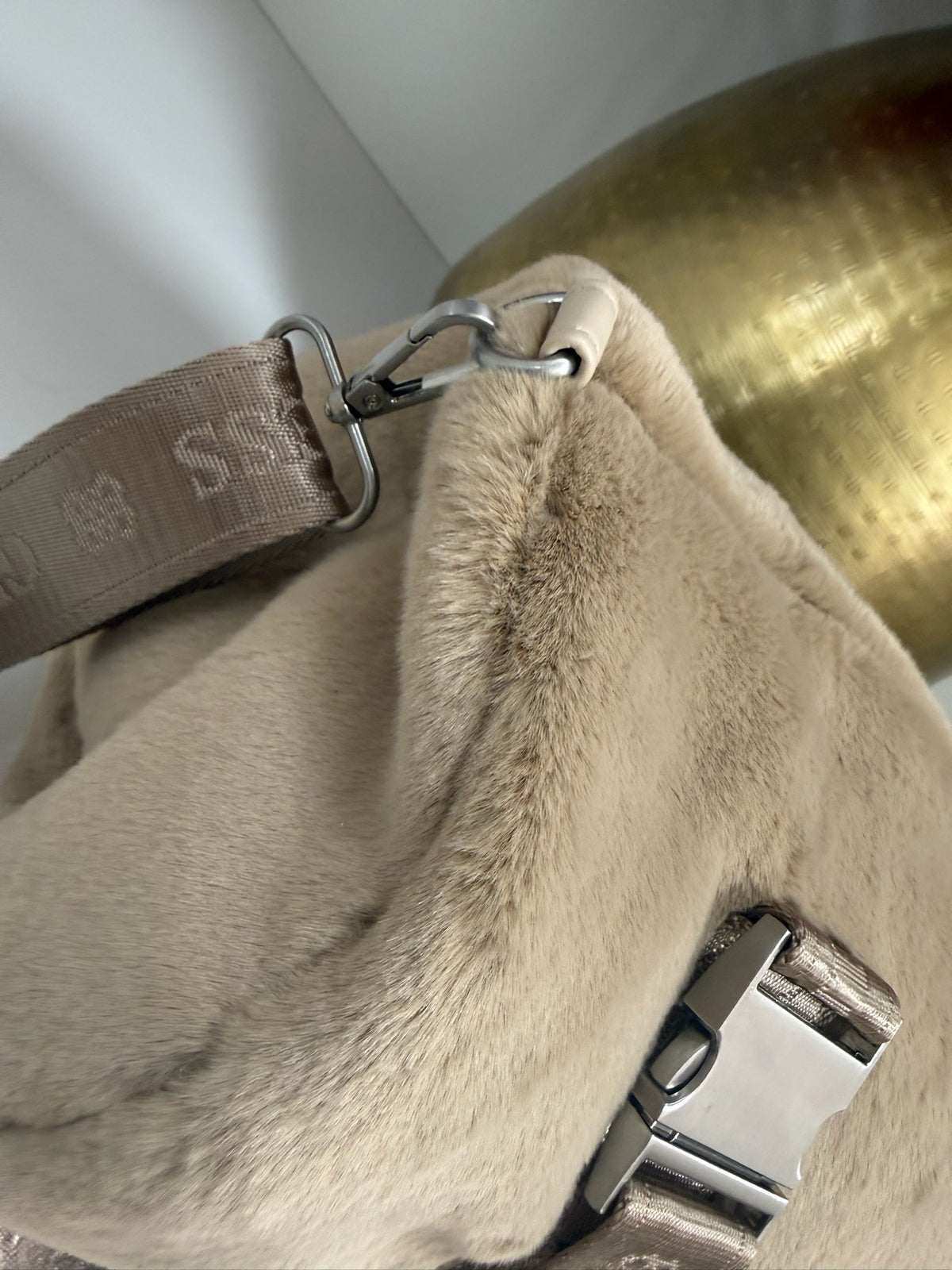 Fake Fur Bag Sand Guess 1428
