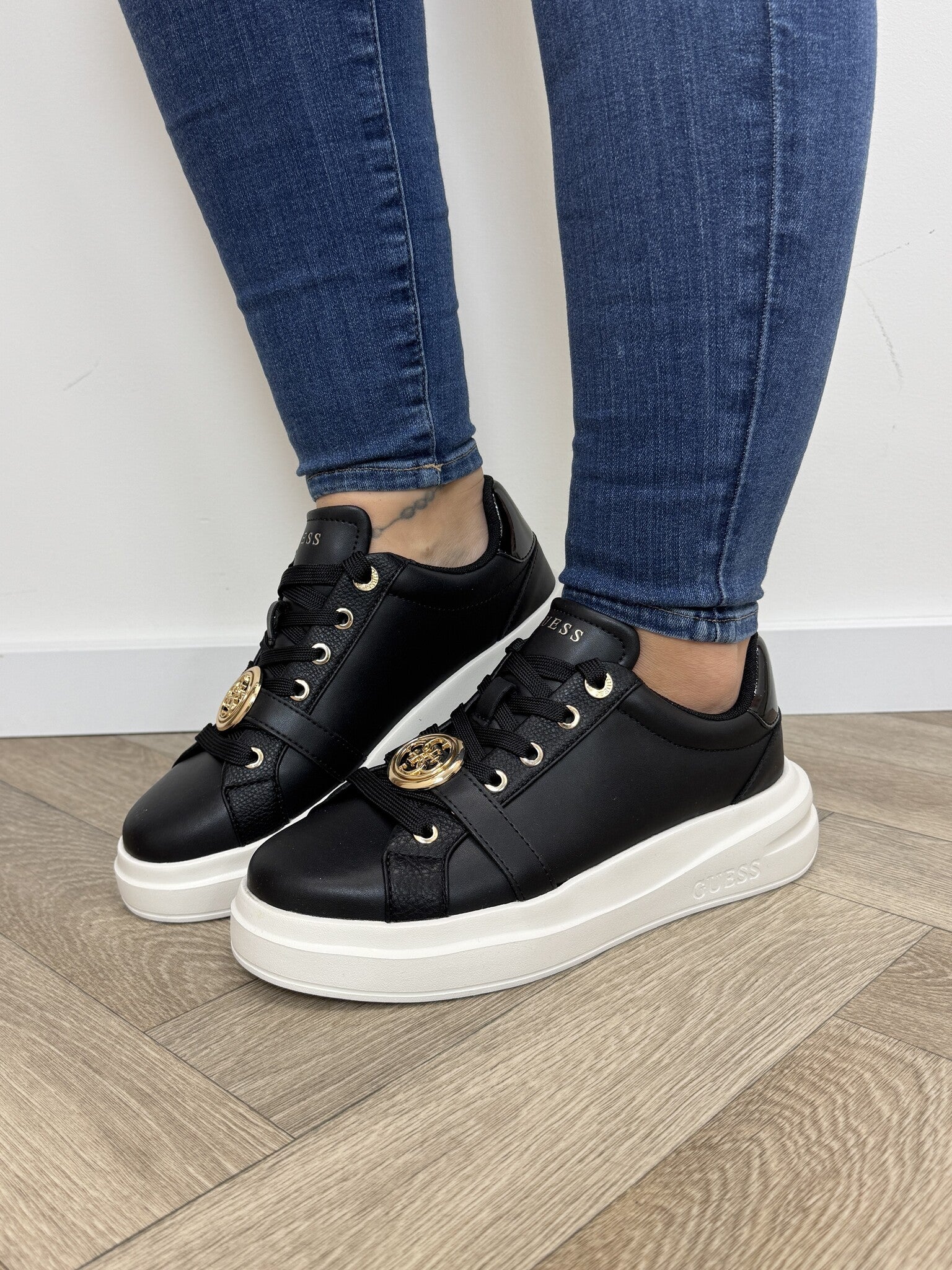 Sneakers Erizo Black Gold Guess 1390