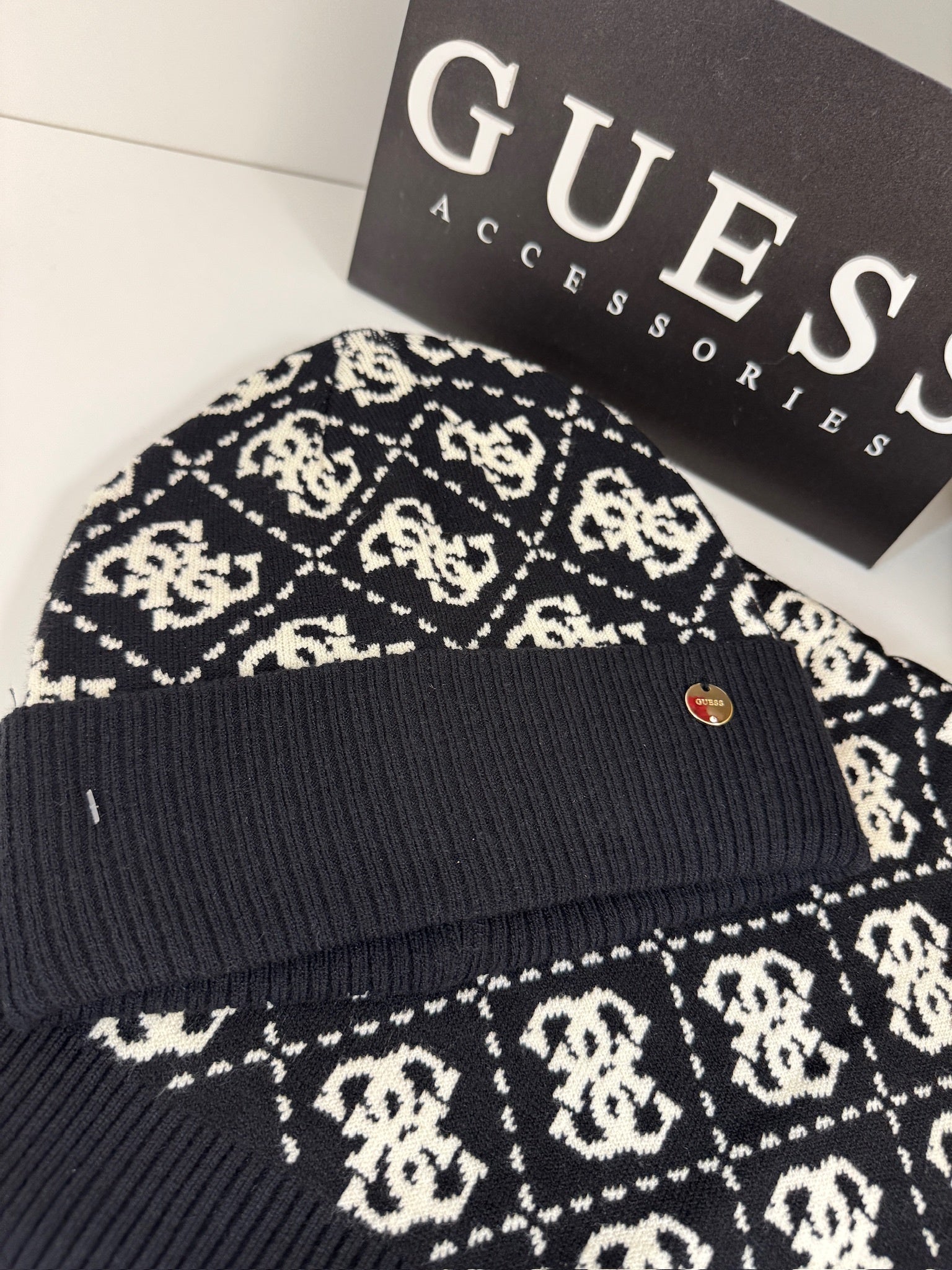 Set Sjaal + Muts All Logo Black Guess 1379