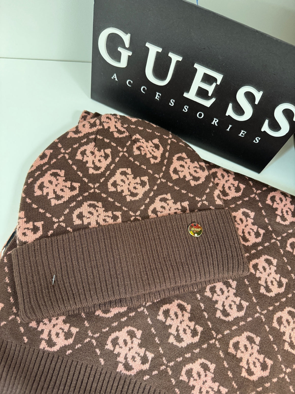 Set Sjaal + Muts All Logo Brown Guess 1380