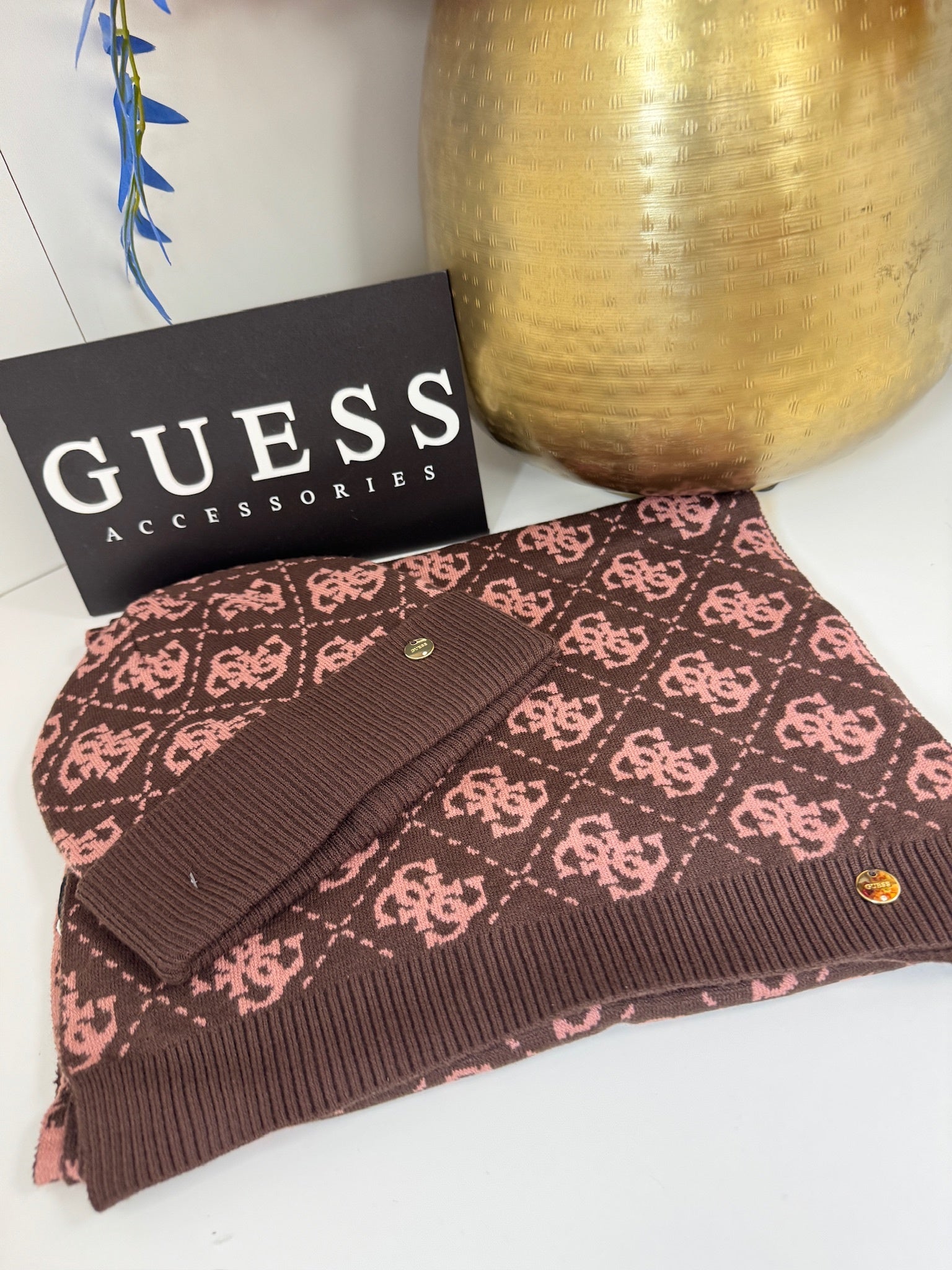 Set Sjaal + Muts All Logo Brown Guess 1380